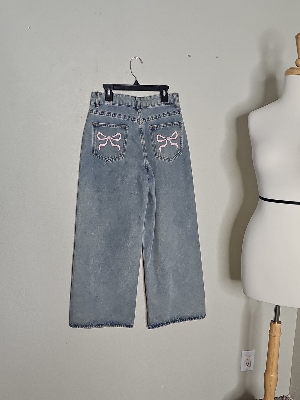Wide-Leg High-Waist Jeans with Pink Bow Pocket Detail